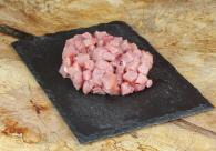 frisches mageres Schweinsgulaschfleisch geschnitten