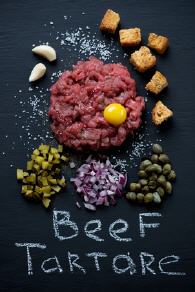 Beef Tartar mit Ei angerichtet