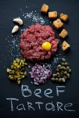 Beef Tartar mit Ei angerichtet