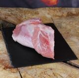 Schweineschulter im Ganzen